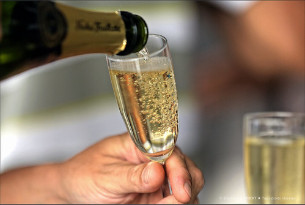 Champagne rosé brut Dérot-Delugny fin et fruité idéal à l'apéritif.